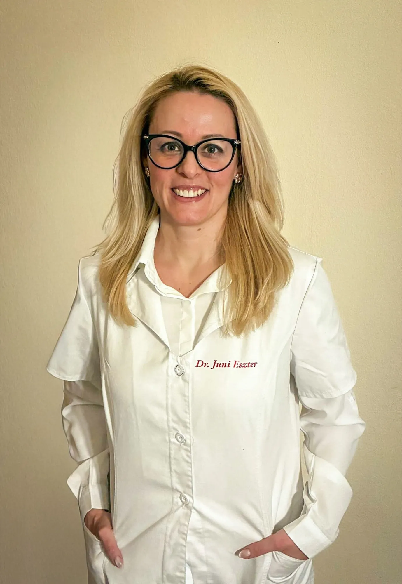 Dr. Juni Eszter